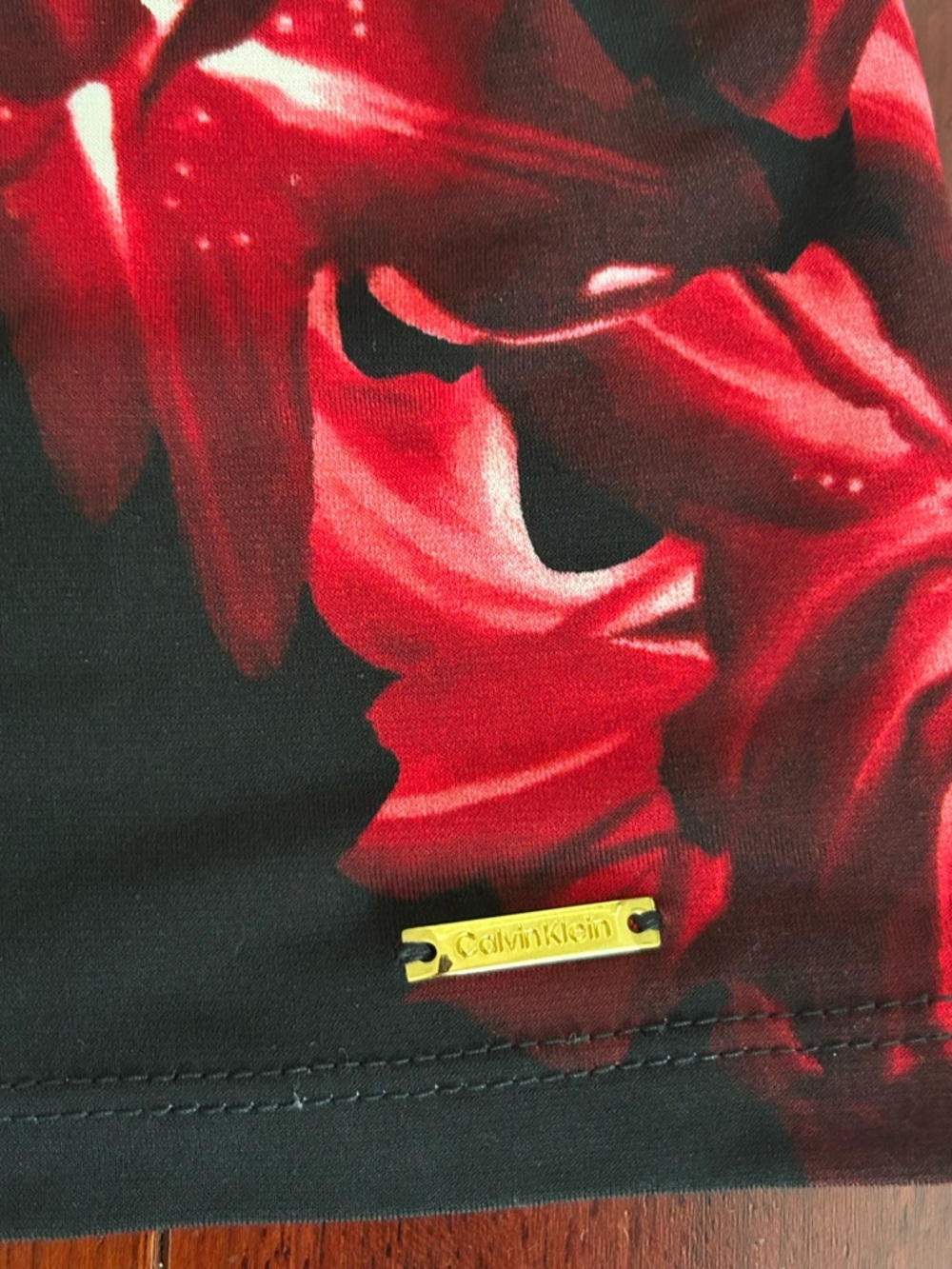 Calvin Klein Black Blouse with Bold Red Floral Print Pleats Tropical Sleeveless - Picture 6 of 10